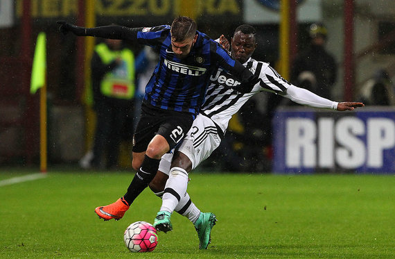 MILAN, ITALY - MARCH 02: Davide Santon of FC Internazionale Milano competes for the ball with Kwadwo Asamoah of Juventus FC during the TIM Cup match between FC Internazionale Milano and Juventus FC at Stadio Giuseppe Meazza on March 2, 2016 in Milan, Italy. (Photo by Marco Luzzani/Getty Images)